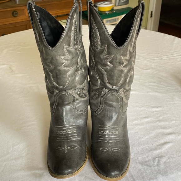 Very Volatile Shoes - Very Volatile Gray women’s boots Size 10M